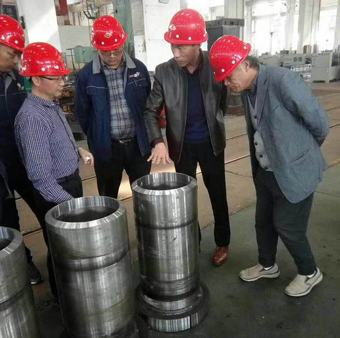 上海交大教授來长春昌兴传感器制造有限责任公司(AI智能站)指導液壓機生産