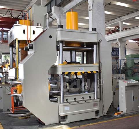 200噸多(duo)向液壓(yā)機(帶側(ce)缸)