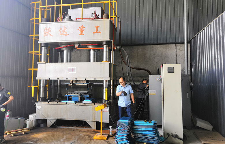 500噸雙缸(gang)四柱拉伸(shēn)液壓機