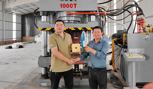 全自動鹽(yan)磚機-1000噸牛(niú)羊舔磚液(ye)壓機