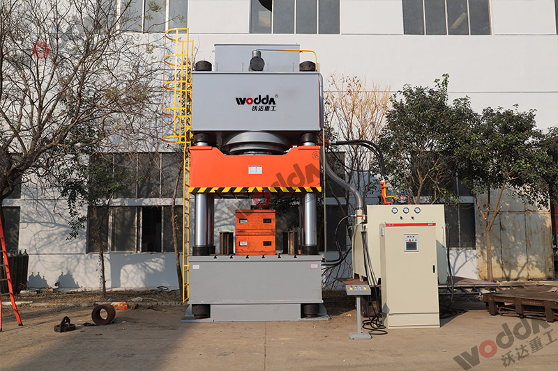 2000噸液壓機廠家怎麼選擇?