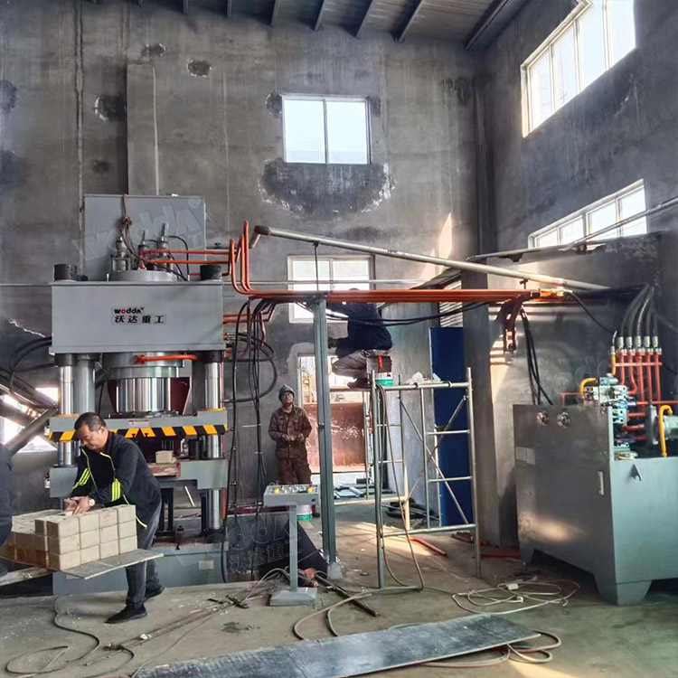 630噸牛羊舔磚液壓機 630噸牛羊舔磚液壓機