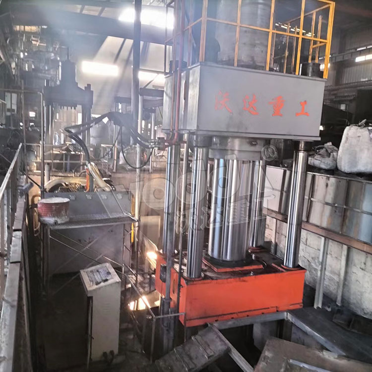 石墨坩埚液壓機客戶現場 石墨坩埚液壓機客戶現場