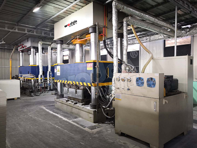 800噸玻璃鋼水箱液壓機 800噸玻璃鋼水箱液壓機