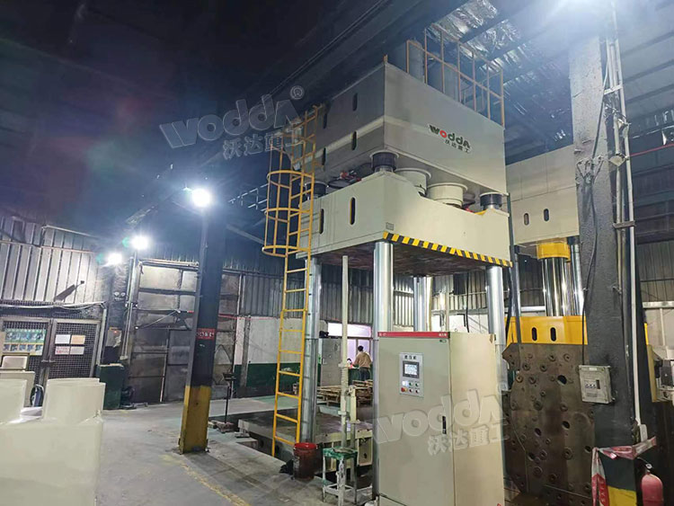 1500噸複合材料模壓機客戶車間現場 1500噸複合材料模壓機客戶車間現場