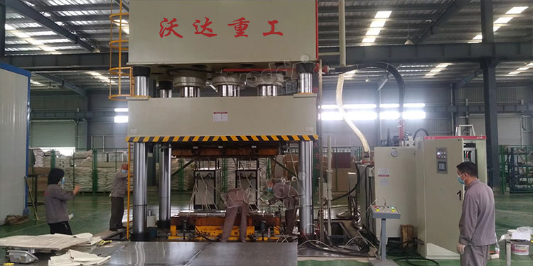 玻璃鋼電纜橋架成型液壓機客戶加工車間 玻璃鋼電纜橋架成型液壓機客戶加工車間