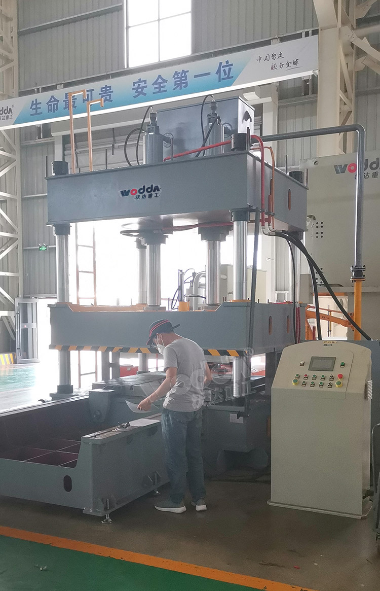 160輪胎模具試驗機車間實拍圖 160輪胎模具試驗機車間實拍圖