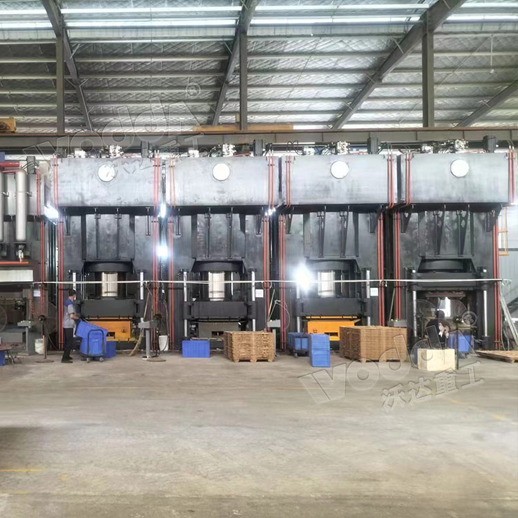 1800噸木屑托盤模壓機現場