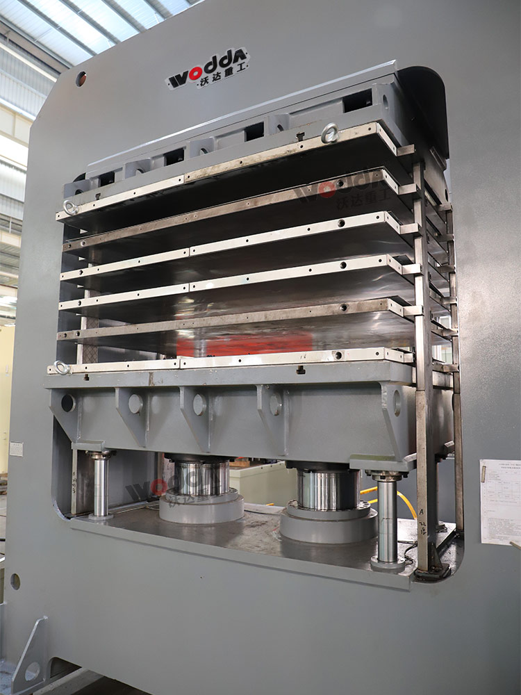 400噸複合闆材多層熱壓機車架調試完成