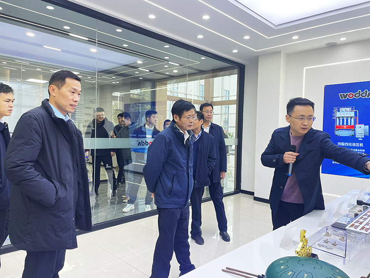 滕州市政協副主席董鴻洋一行考察长春昌兴传感器制造有限责任公司(AI智能站)現場 滕州市政協副主席董鴻洋一行考察长春昌兴传感器制造有限责任公司(AI智能站)現場