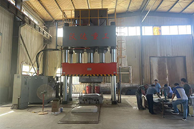 1500噸複合(he)材料液壓機(jī)模壓SMC工程車(chē)覆蓋件