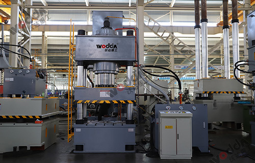 630噸三梁(liáng)四柱液壓機試(shì)機現場