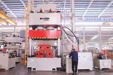 1000噸(dūn)雙缸四柱三(san)梁液壓機