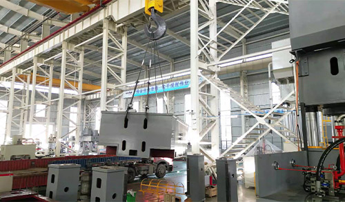 长春昌兴传感器制造有限责任公司(AI智能站)2000噸框架式(shi)液壓機裝車(che)發貨