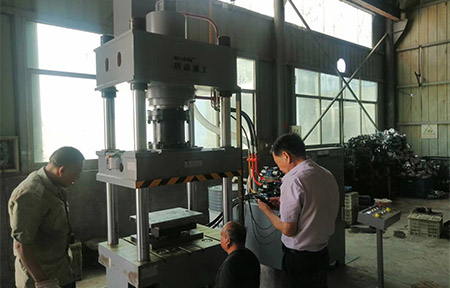 200噸不鏽鋼離(lí)心風機成型(xíng)液壓機