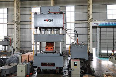 1500噸四柱拉伸(shen)液壓機（液壓(ya)墊）